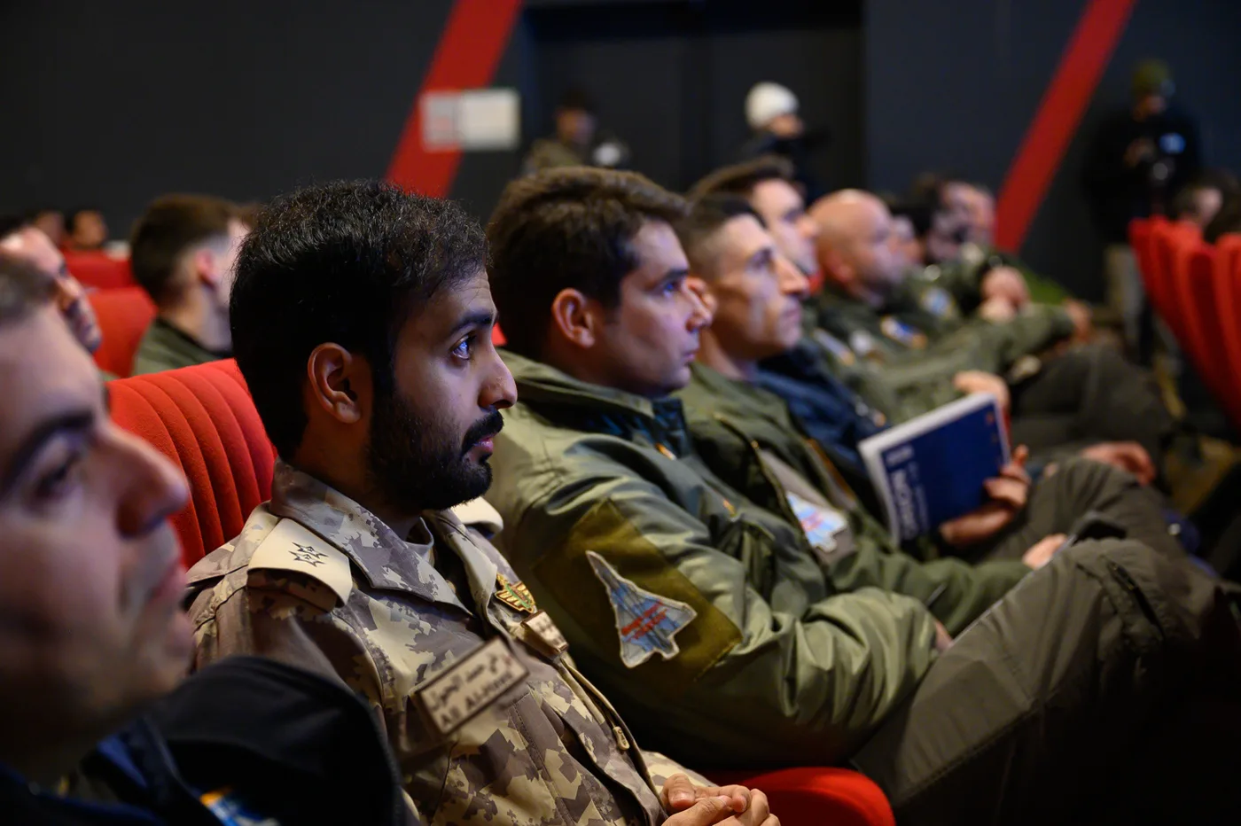 Équipages français et alliés, dont un officier qatari, assistant à un briefing avant mission pendant ORION 2026