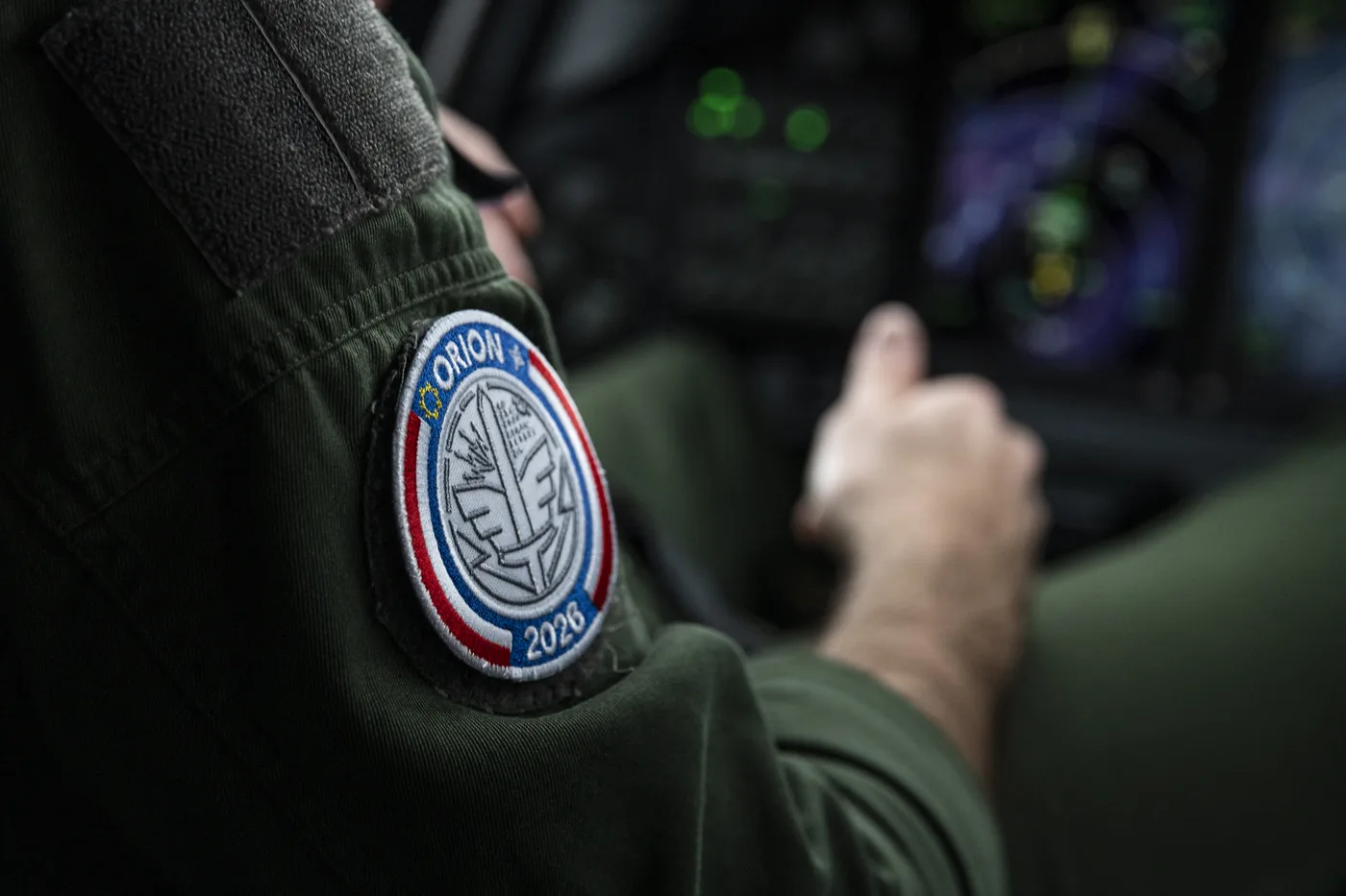 Patch ORION 2026 cousu sur la combinaison de vol d'un équipage, aux commandes dans un cockpit