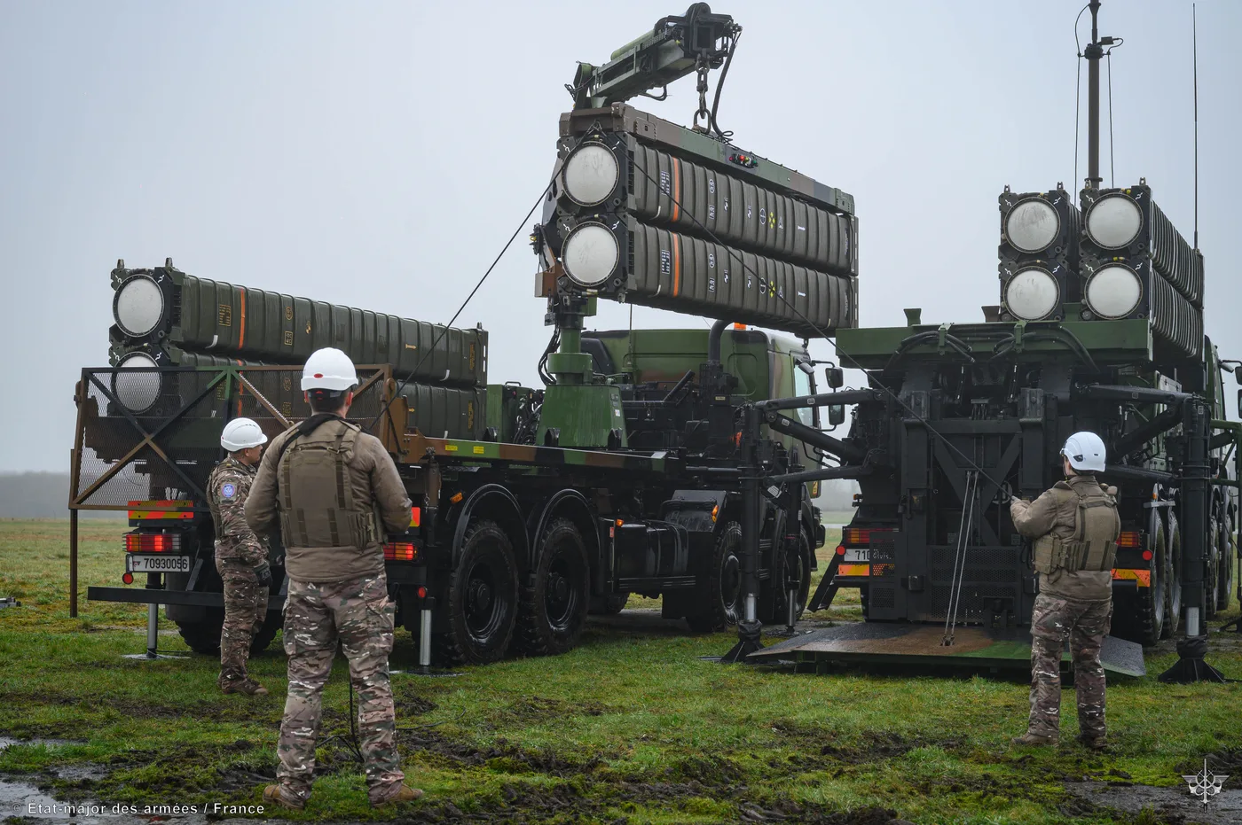 Mise en batterie d'un système de défense sol-air SAMP/T Mamba par des militaires français