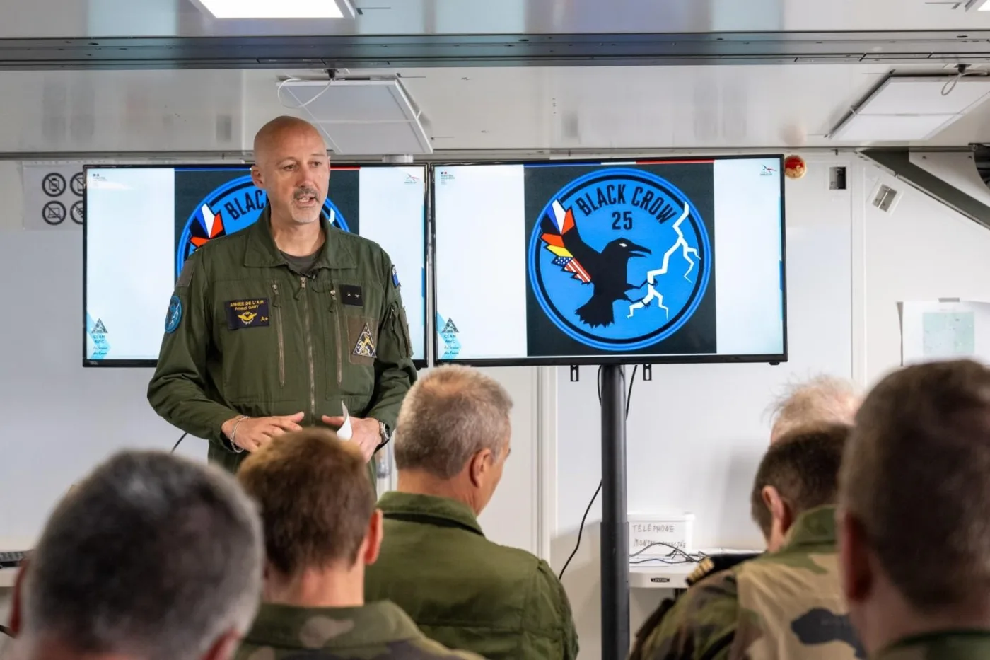 Le général Arnaud Gary devant le patch de Black Crow 25