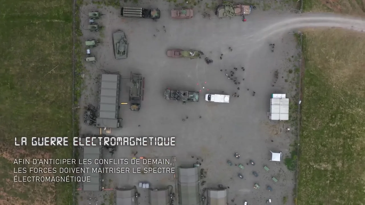Le dispositif au sol de Black Crow 26 : camions-radars et postes de commandement